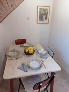 uma mesa com pratos e uma taça de fruta em Revans teázó apartman- belváros em Pápa