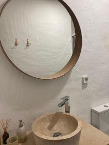 a bathroom with a sink with a large mirror at Casa do Monte - Esperança in Esperança