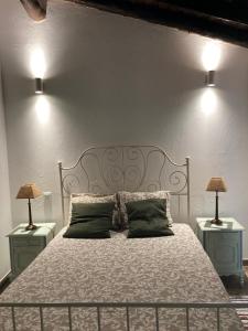 ein Schlafzimmer mit einem großen Bett mit zwei Nachttischen in der Unterkunft Casa do Monte - Esperança in Esperança