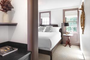 1 dormitorio con cama y ventana en The Davenport Inn, en Portsmouth