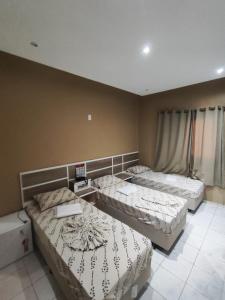 una habitación con 3 camas. en Hotel Maraja 9 de julho, en São Paulo