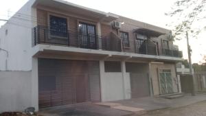 una casa con balcones a un lado en Monoambiente en Ciudad del Este - Py, en Ciudad del Este