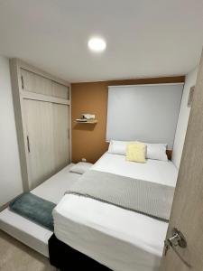 Cama ou camas em um quarto em Apartamento en Laureles cerca a la 70 y Estadio - 702