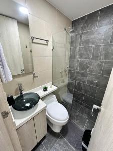 uma casa de banho com um WC, um lavatório e um chuveiro em Apartamento en Laureles cerca a la 70 y Estadio - 702 em Medellín