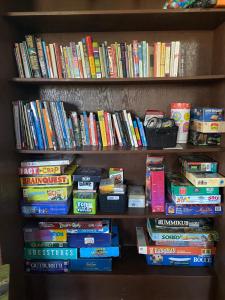 een boekenplank gevuld met veel boeken bij Firefly Hills in Beattyville