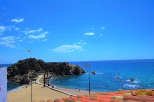 vistas a una playa con rocas en el océano en V&V Lloret-CAL MIQUEL exclusiva casa de pueblo a 10 metros de la playa de Blanes y La Palomera!!, en Blanes