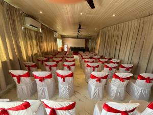 uma fila de cadeiras numa sala com arcos vermelhos em Hotel Quinta da Branca em Baga