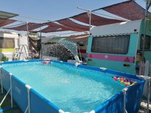 un charco de agua con una rv en el fondo en Asc Amigos Rural Caravan Room, en Sax