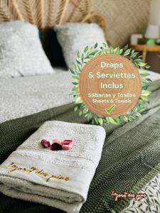 Postel nebo postele na pokoji v ubytování La Forêt des Pins - Free Check-In - Wifi - Parking Privé - Netflix - Draps & Serviettes inclus + 37 fotografií