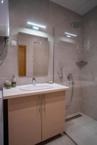 y baño con lavabo y ducha. en Budva Center Suite Old Town Sea Wiev 506, en Budva