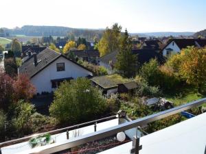 una vista desde el balcón de una casa en Wunderschöne klimatisierte Wohnung in Weidach 