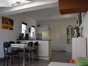 a kitchen and dining room with a table and chairs at Wunderschöne klimatisierte Wohnung in Weidach 