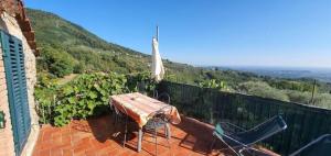 patio con mesa y sillas en el balcón en Ferienwohnung für 6 Personen ca 80 qm in Capannori, Toskana Provinz Lucca, en Valgiano