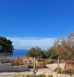 ブローロにあるCasa di Rosaの海を背景とした柵