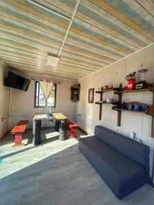 - un salon avec un canapé bleu et une table dans l'établissement Yellow house 6 minutos de playa, à Barra de Navidad