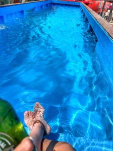 una persona è sdraiata in una piscina di Yellow house 6 minutos de playa a Barra de Navidad