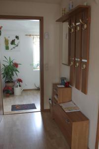 ein Wohnzimmer mit einer Tür zur Küche in der Unterkunft Tolles Appartement in Hanau in Hanau am Main