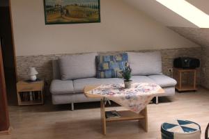 sala de estar con sofá y mesa en Tolles Appartement in Hanau en Hanau am Main