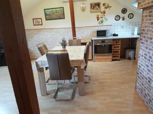 eine Küche mit einem Tisch und Stühlen im Zimmer in der Unterkunft Tolles Appartement in Hanau in Hanau am Main