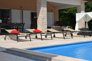 einen Pool mit Liegestühlen und einem Pool in der Unterkunft Ferienhaus mit Privatpool für 8 Personen ca 270 m in Šumber, Istrien Binnenland von Istrien in Šumber