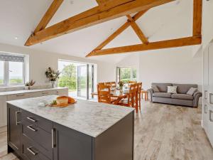 una cucina e un soggiorno con tavolo e sedie di 4 Bed in Illminster 83501 a Combe Saint Nicholas