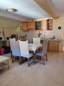 eine Küche mit einem Tisch und Stühlen im Zimmer in der Unterkunft Große Ferienwohnung in Nesselwängle in Nesselwängle