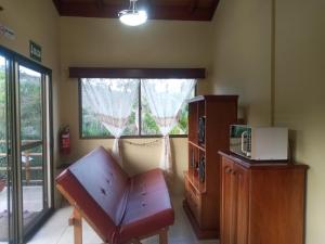 salon z krzesłem i kuchenką mikrofalową w obiekcie Paysage Cache w mieście Estelí