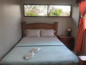 ein Schlafzimmer mit einem Bett, auf dem zwei Handtücher liegen in der Unterkunft Paysage Cache in Estelí