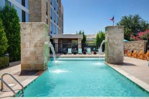 Bazén v ubytování Home2 Suites Dallas-Frisco nebo v jeho okolí