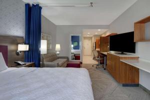 TV a/nebo společenská místnost v ubytování Home2 Suites Dallas-Frisco