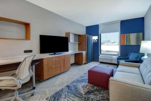 TV a/nebo společenská místnost v ubytování Home2 Suites Dallas-Frisco