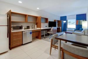 Kuchyň nebo kuchyňský kout v ubytování Home2 Suites Dallas-Frisco