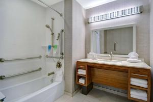 Koupelna v ubytování Home2 Suites Dallas-Frisco