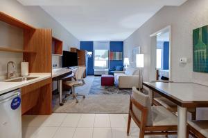 Kuchyň nebo kuchyňský kout v ubytování Home2 Suites Dallas-Frisco