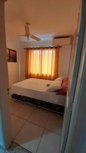 Giường trong phòng chung tại Apartamento em Ubatuba- centro - apartamento 2 quartos com ar cond