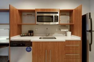 Kuchyň nebo kuchyňský kout v ubytování Home2 Suites Dallas-Frisco