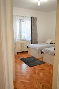1 Schlafzimmer mit 2 Betten und Holzboden in der Unterkunft Studio für 6 Personen ca 90 qm in Marina, Dalmatien Kaštela und Umgebung - b53669 in Marina