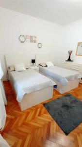 2 Betten in einem Zimmer mit Holzböden in der Unterkunft Studio für 6 Personen ca 90 qm in Marina, Dalmatien Kaštela und Umgebung - b53669 in Marina