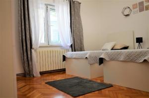 Schlafzimmer mit einem Bett, einem Fenster und einem Teppich in der Unterkunft Studio für 6 Personen ca 90 qm in Marina, Dalmatien Kaštela und Umgebung - b53669 in Marina