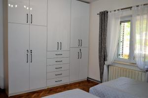 Schlafzimmer mit weißen Schränken und einem Bett in der Unterkunft Studio für 6 Personen ca 90 qm in Marina, Dalmatien Kaštela und Umgebung - b53669 in Marina