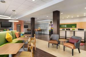 un hall d'un hôpital avec des tables et des chaises dans l'établissement Home2 Suites by Hilton Salt Lake City/Layton, à Layton