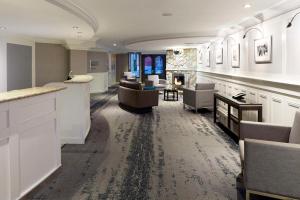 een grote woonkamer met banken en een open haard bij Homewood Suites by Hilton Mont-Tremblant Resort in Mont-Tremblant