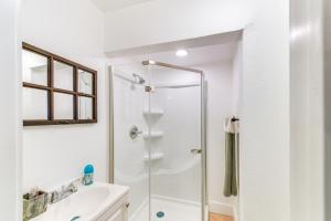 Koupelna v ubytování Lovely Home with Yard Near Dtwn Waco! + 20 fotografií