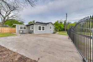 una casa blanca con una valla delante en Lovely Waco Retreat with Yard and Patio 2 Mi to Dtwn!, en Waco