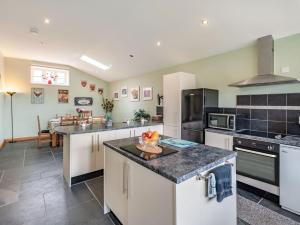 cocina grande con armarios y electrodomésticos blancos en 3 bed in Barnstaple 87584 en Chapelton