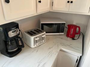 a kitchen counter with a coffee maker and a microwave at Gite - La ruée vers l'orge in Trois-Rivières