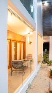 Un balcón de una casa con una mesa y una silla en Villa María luxury en Miches en Miches