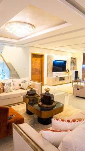 sala de estar con sofá y mesa en Villa María luxury en Miches en Miches