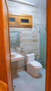 y baño con aseo, lavabo y ducha. en Villa María luxury en Miches en Miches