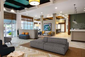 Hampton Inn & Suites San Juan tesisinde bir oturma alanı